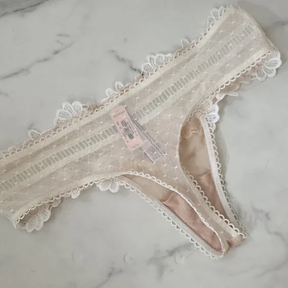 NWT- Victoria's Secret Cream Lace Bralette and Panty Set- SZ 32D/S - Picture 7 of 8